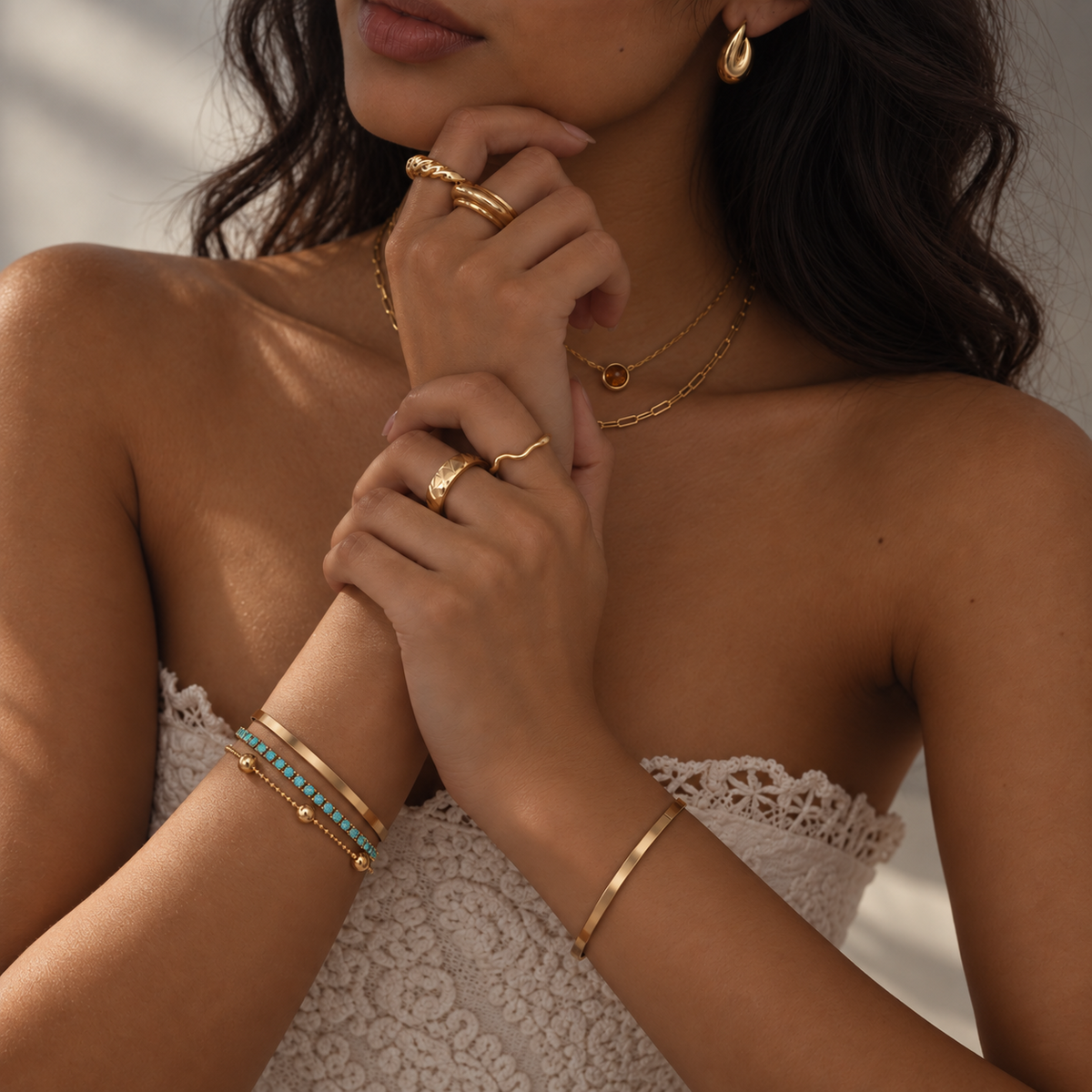 Wie sollte ein Armreif sitzen – AVERELLE Schmuck im eleganten Look
