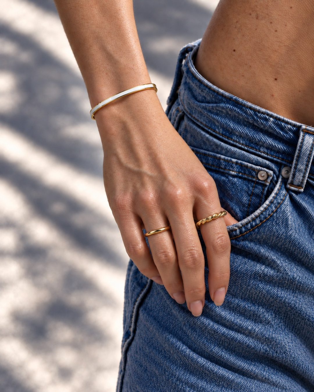 AVERELLE Armreif Gold mit weißer Emaille, 18K vergoldet – Ansicht 3