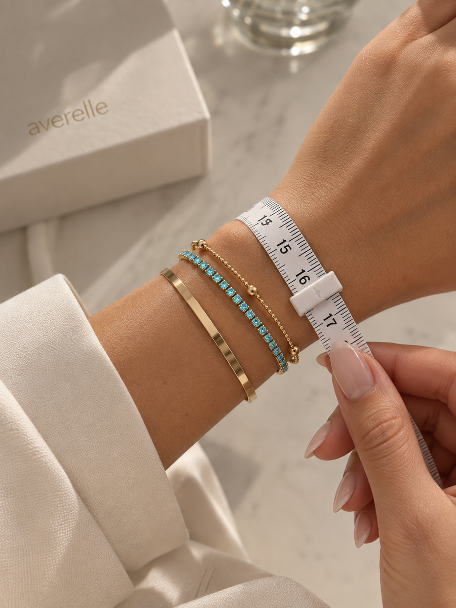 Armreif-Größe bestimmen – Handgelenk mit Maßband und AVERELLE Schmuck