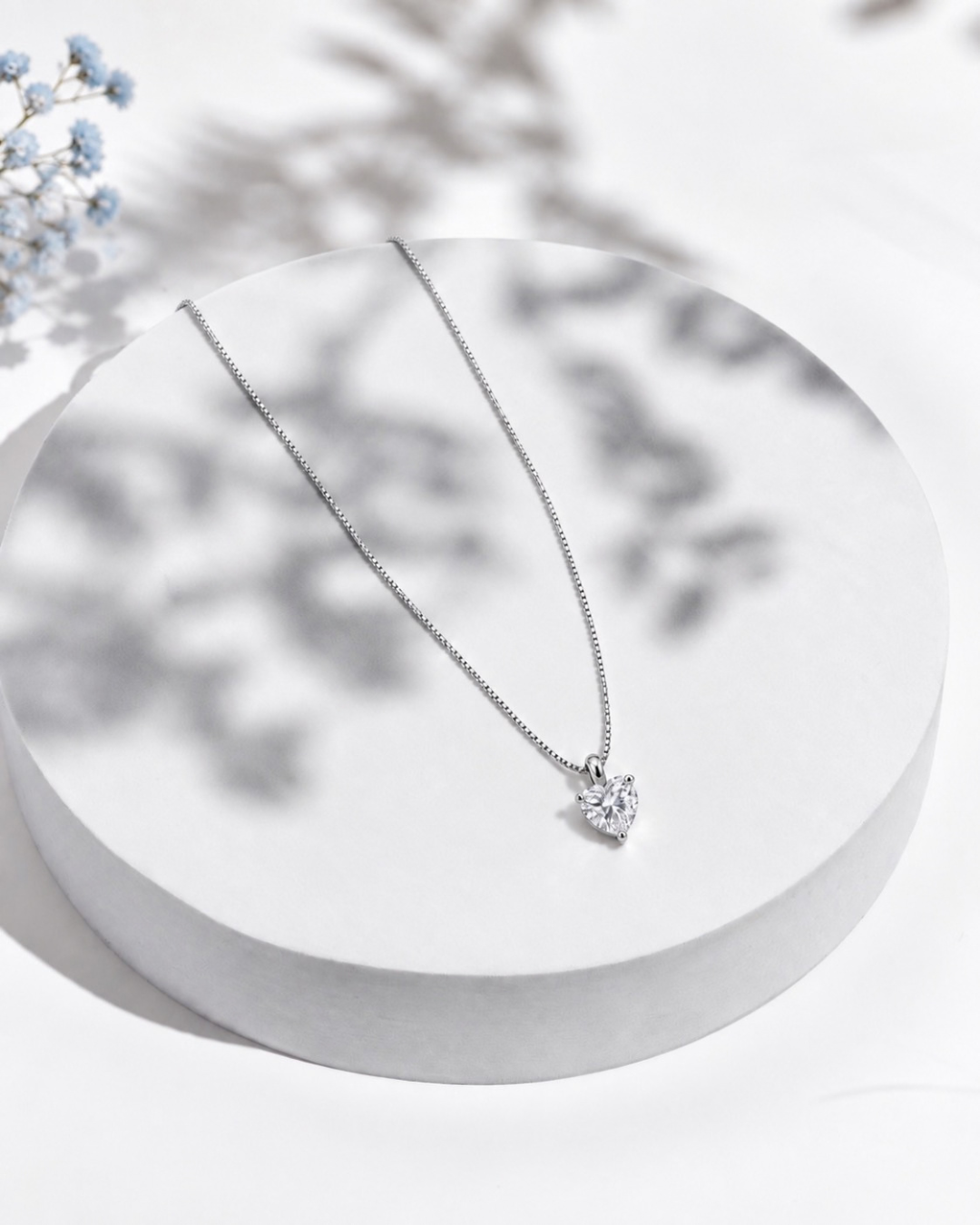 AVERELLE Herzkette Silber für Damen mit Zirkonia und 18K Weißvergoldung – Ansicht 4