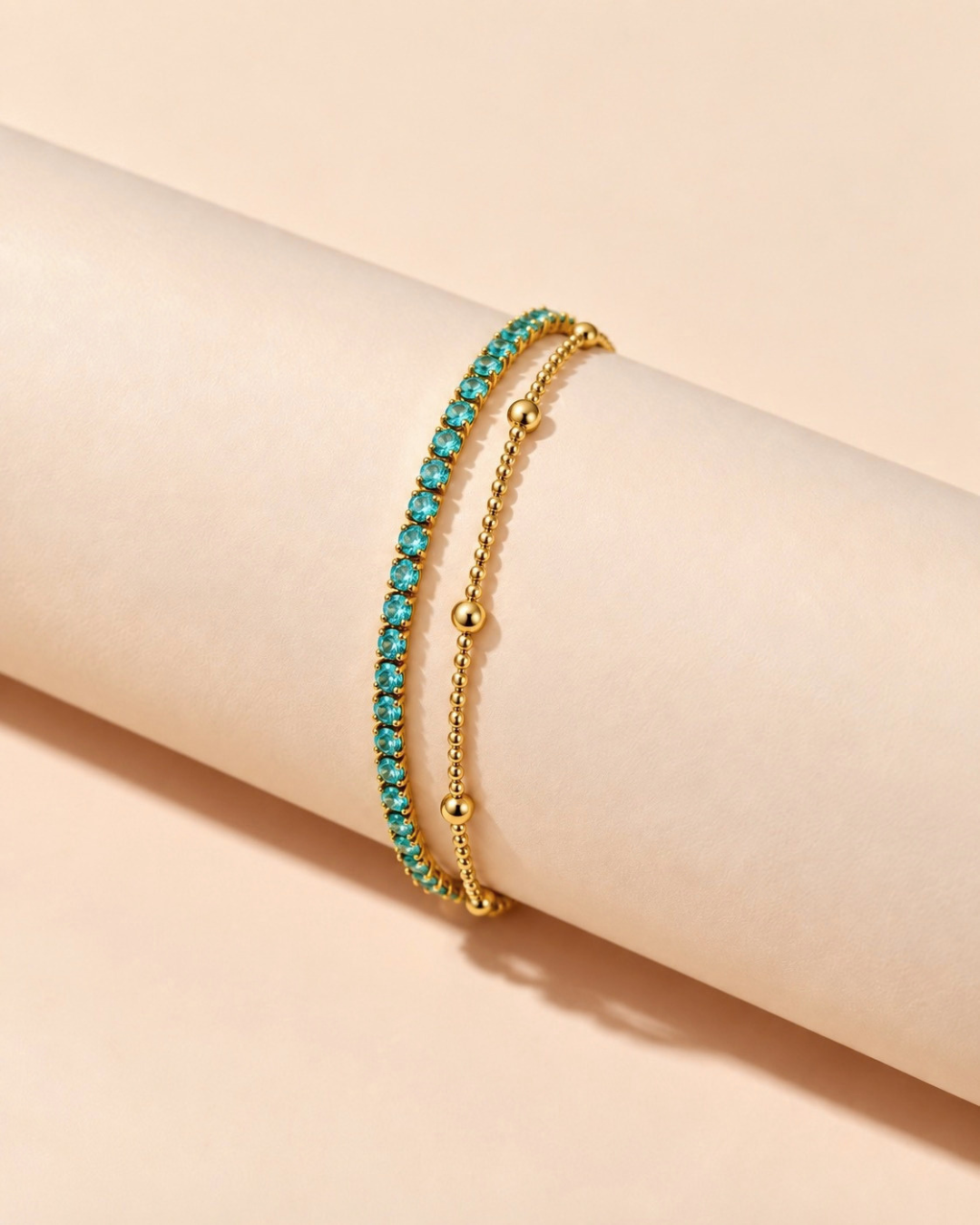 AVERELLE Doppelarmband Gold für Damen mit türkisem Zirkonia, 18K vergoldet – Ansicht 4