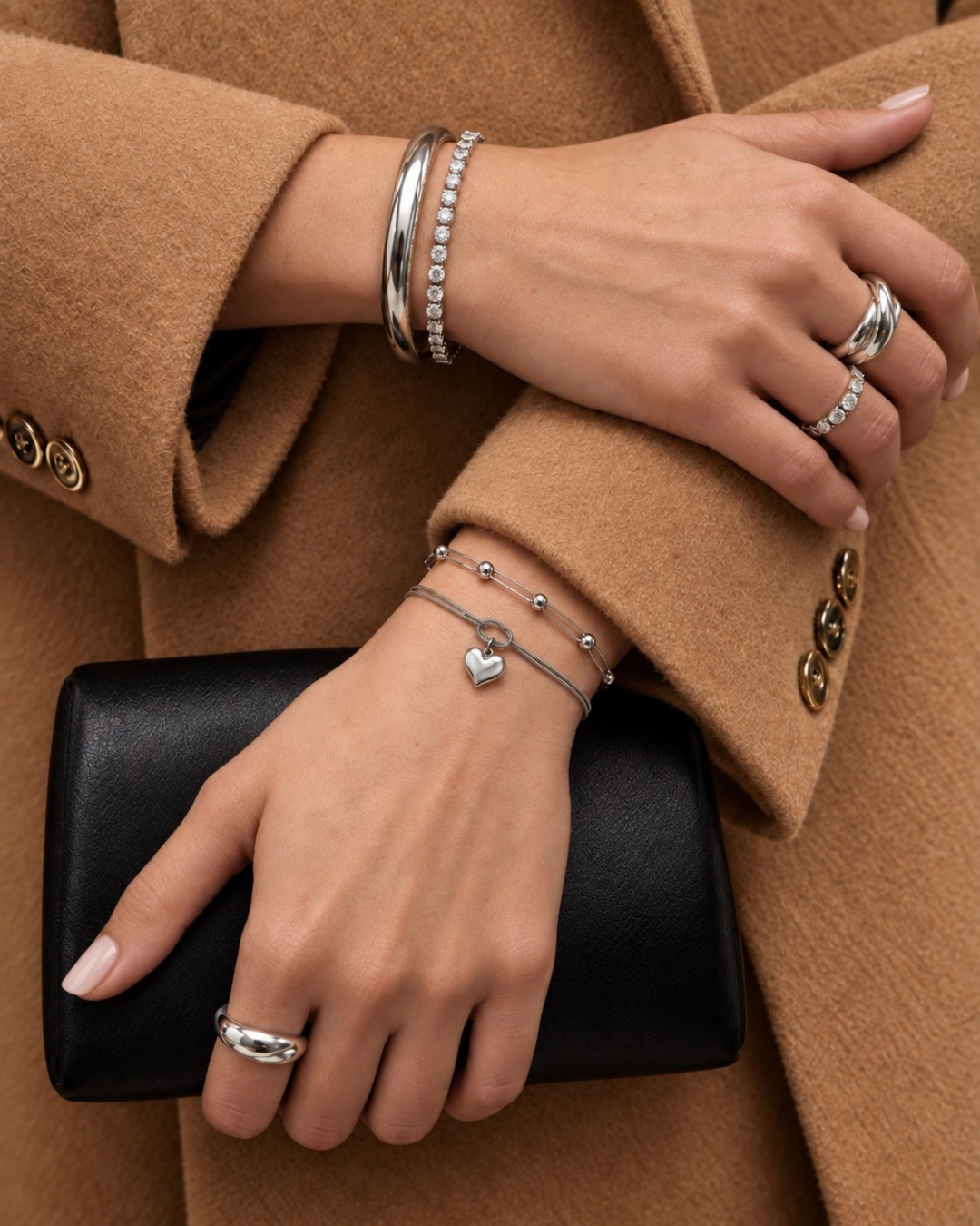 AVERELLE Armband Silber mit Herzanhänger – Knotendesign